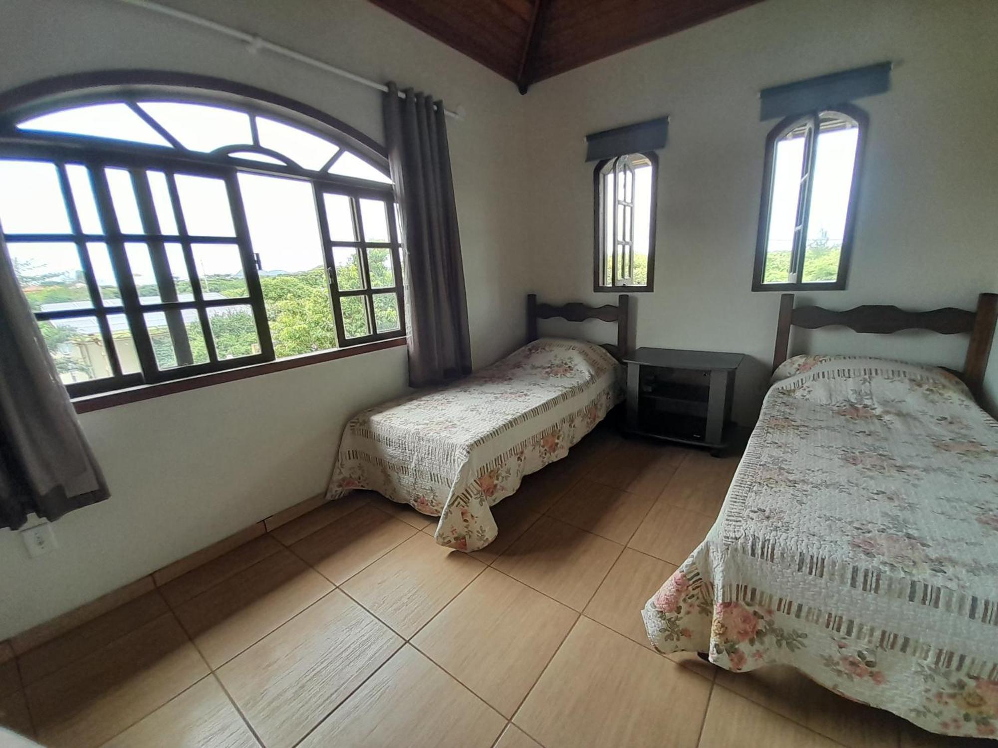 Quarto com 2 Camas de Solteiro e Banheiro Privativo Externo